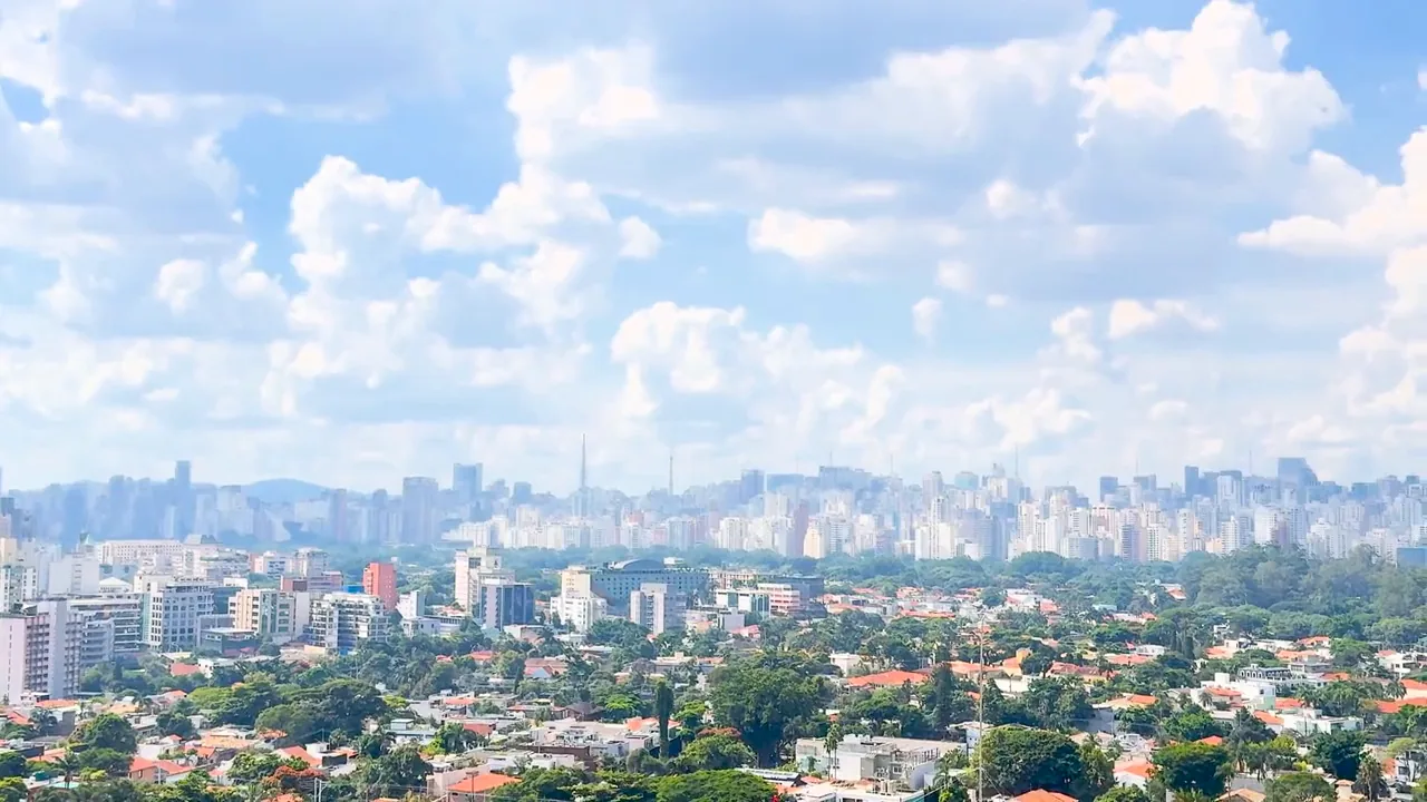 Vista real com árvores, céu e horizonte de São Paulo a partir da Cobertura Mont Blanc